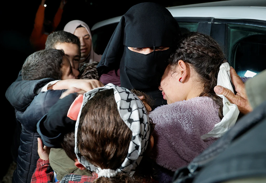 Hamas và Israel trao đổi con tin, tù nhân - Ảnh 2.