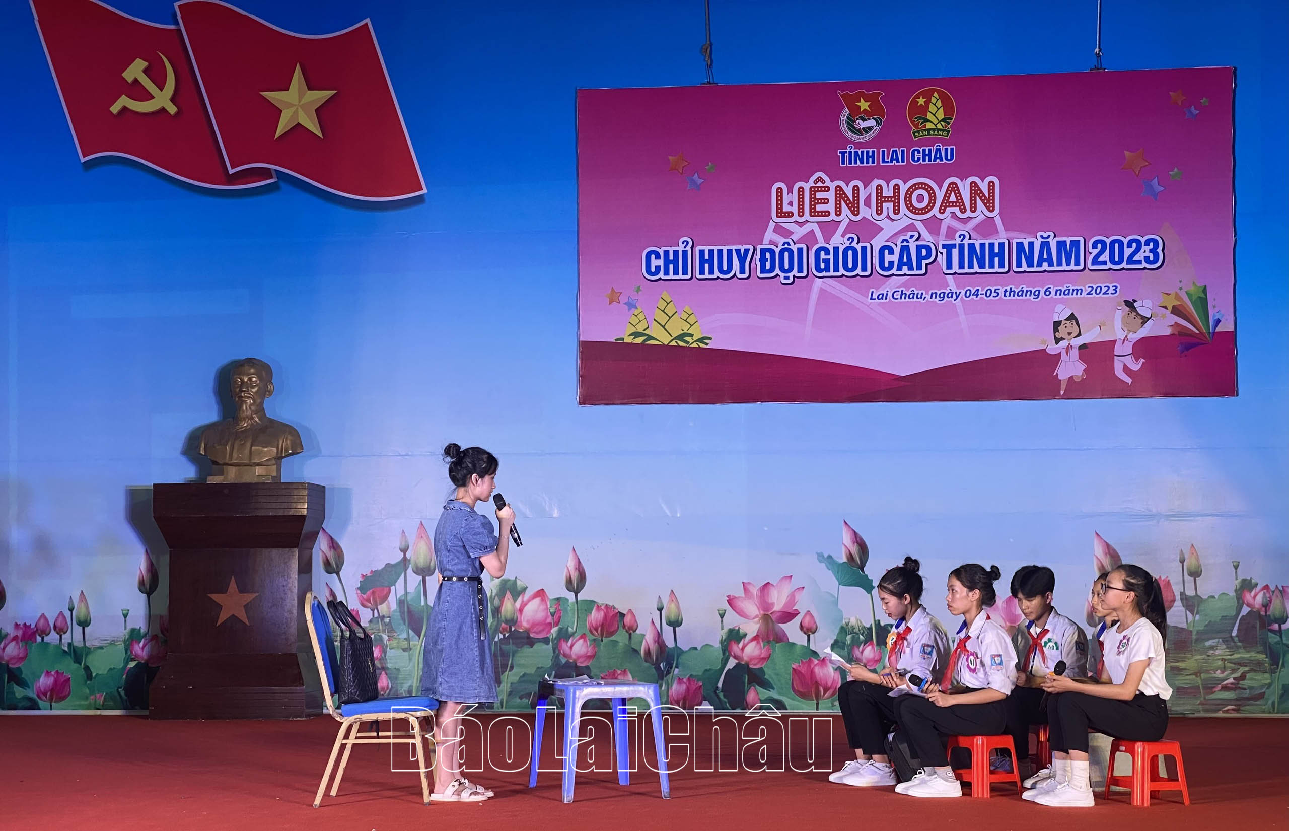 Thí sinh thi phần thi Chỉ huy Đội bản lĩnh bằng hình thức sân khấu hóa.
