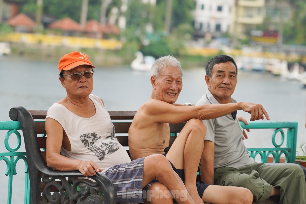 Hanoians leisurely stroll and sightsee during Independence Day holiday photo 15