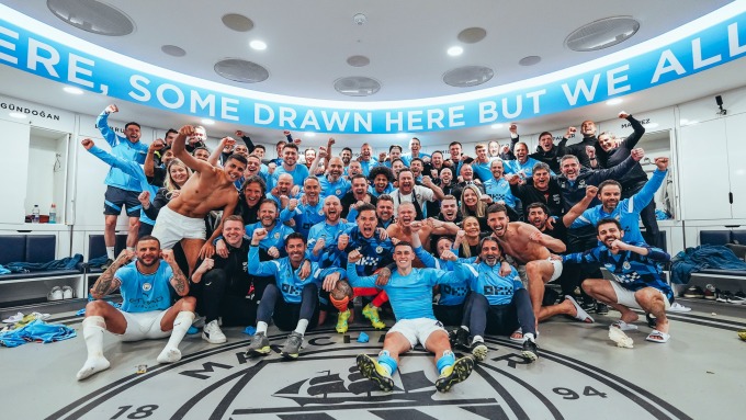 Los jugadores y el cuerpo técnico del Manchester City celebran su victoria por 4-0 sobre el Real Madrid en el partido de vuelta de la semifinal de la Liga de Campeones el 17 de mayo. Foto: mancity.com