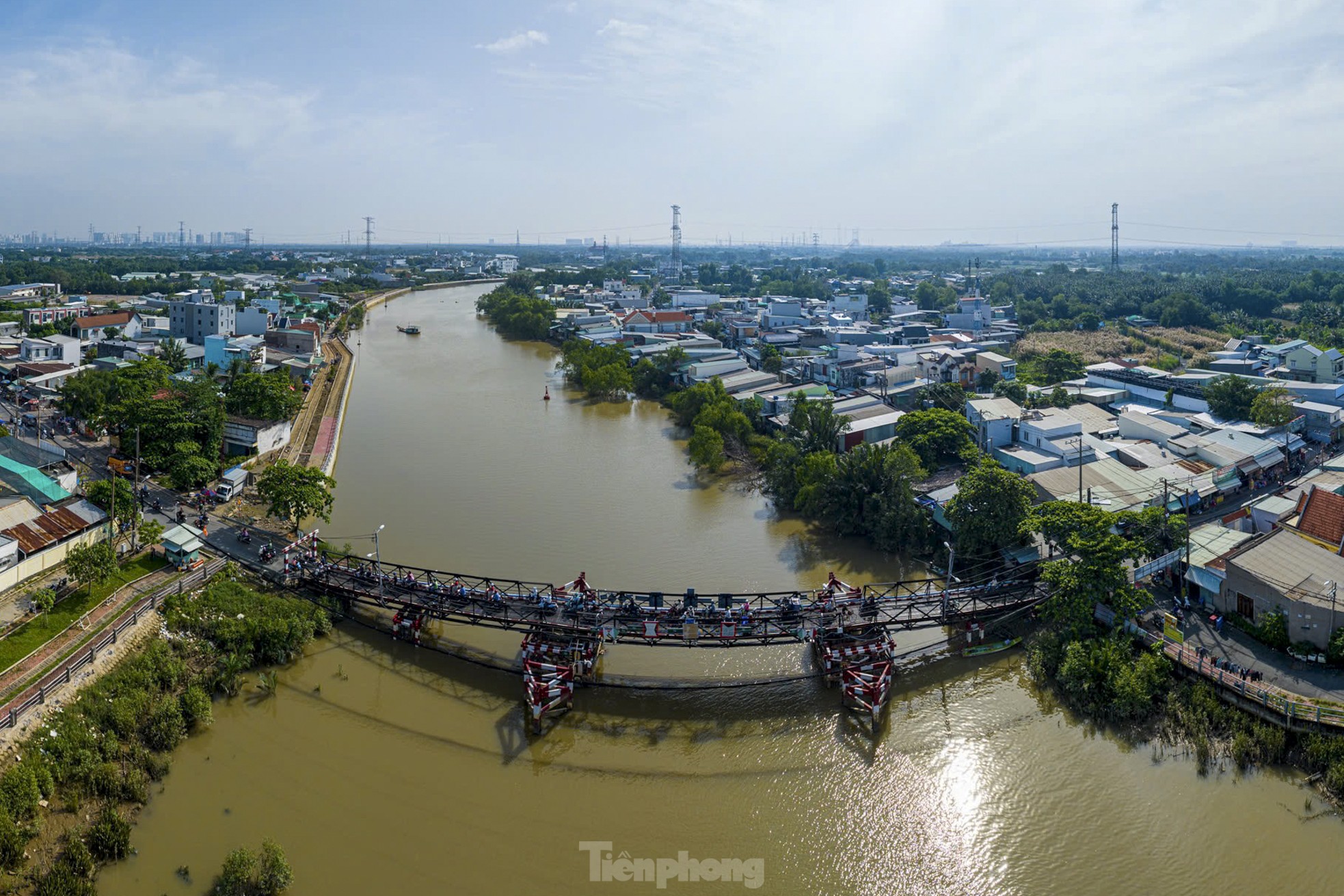 Крупный план двух серьезно разрушенных мостов на юге Хошимина, фото 1