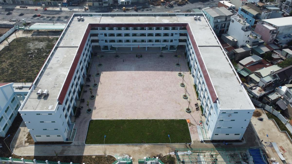 L'école secondaire Binh Tri Dong B, quartier Binh Tri Dong B, est construite sur une superficie de 13 556 m2, comprenant 36 salles de classe avec 1 620 élèves.