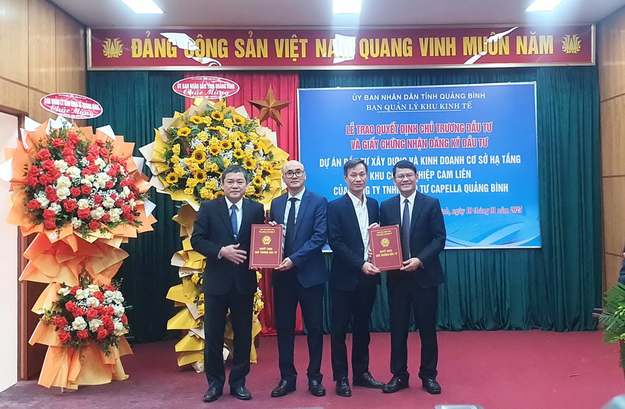 Phó chủ tịch UBND tỉnh Quảng Bình Phan Phong Phú và Trưởng BQL Khu kinh tế Quảng Bình Phan Văn Thường trao giấy chứng nhận đầu tư Dự án cho đại diện nhà đầu tư