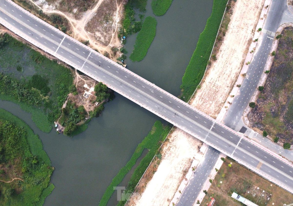 Close-up of Thi Tinh River overpass in Binh Duong about to open to traffic photo 6