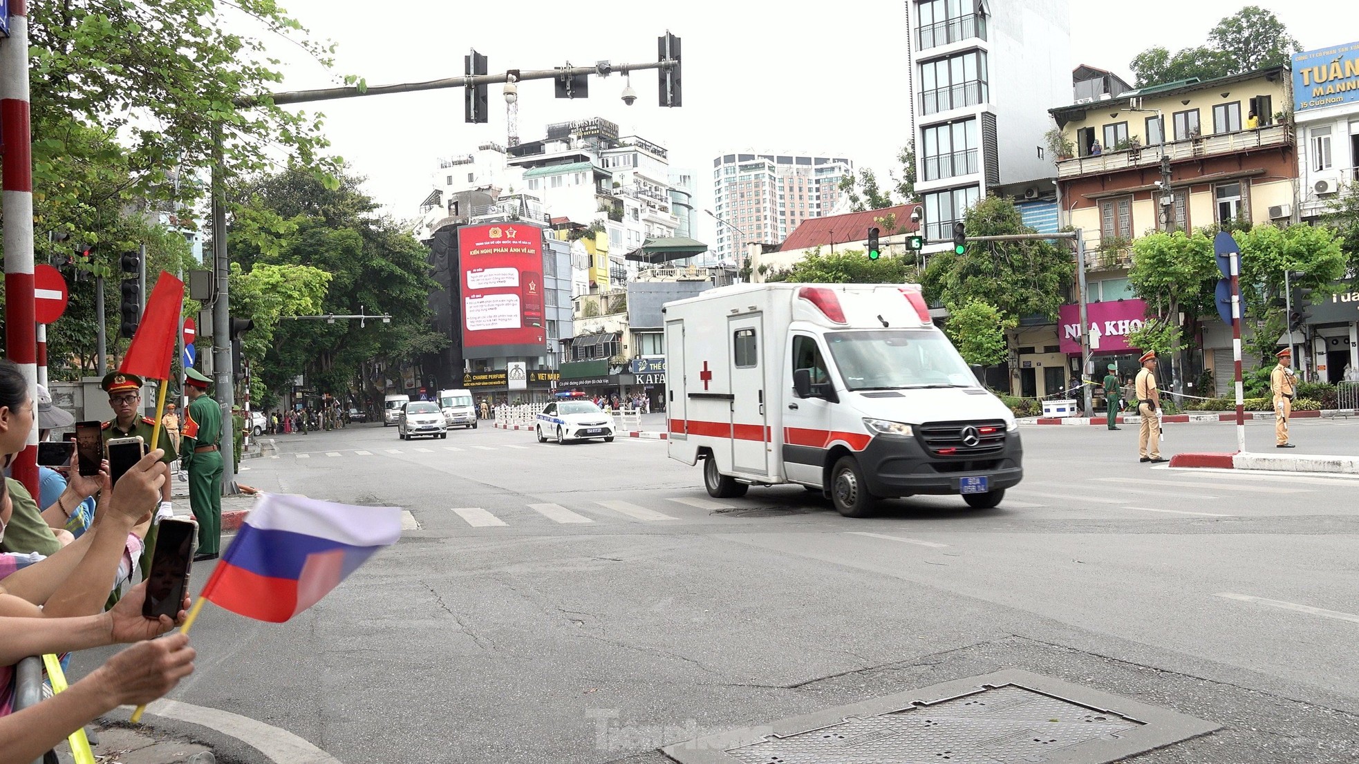 Details of the special vehicles escorting Russian President Putin during his visit to Vietnam photo 11