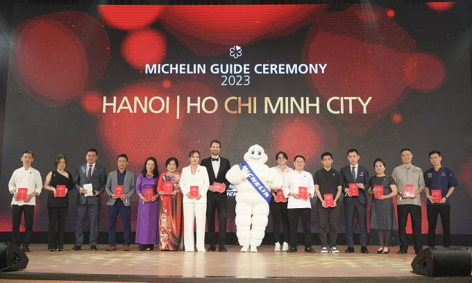 El director internacional de la Guía Michelin, Gwendal Poullennec (8º desde la izquierda), entregó premios a varios restaurantes en la categoría Bib Gourmand la noche del 6 de junio en Hanoi. Foto: Guía Michelin