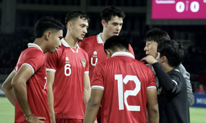 Coach Shin Tae-yong reminds Indonesian players during the match against Turkmenistan in the third round of the AFC U23 Championship Group K qualifiers at Manahan Stadium, Solo, Indonesia on September 12, 2023. Photo: Bola