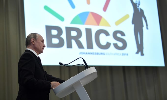 Tổng thống Nga Vladimir Putin phát biểu trong cuộc họp báo sau hội nghị thượng đỉnh BRICS ở Johannesburg, Nam Phi, hồi tháng 7/2018. Ảnh: Reuters