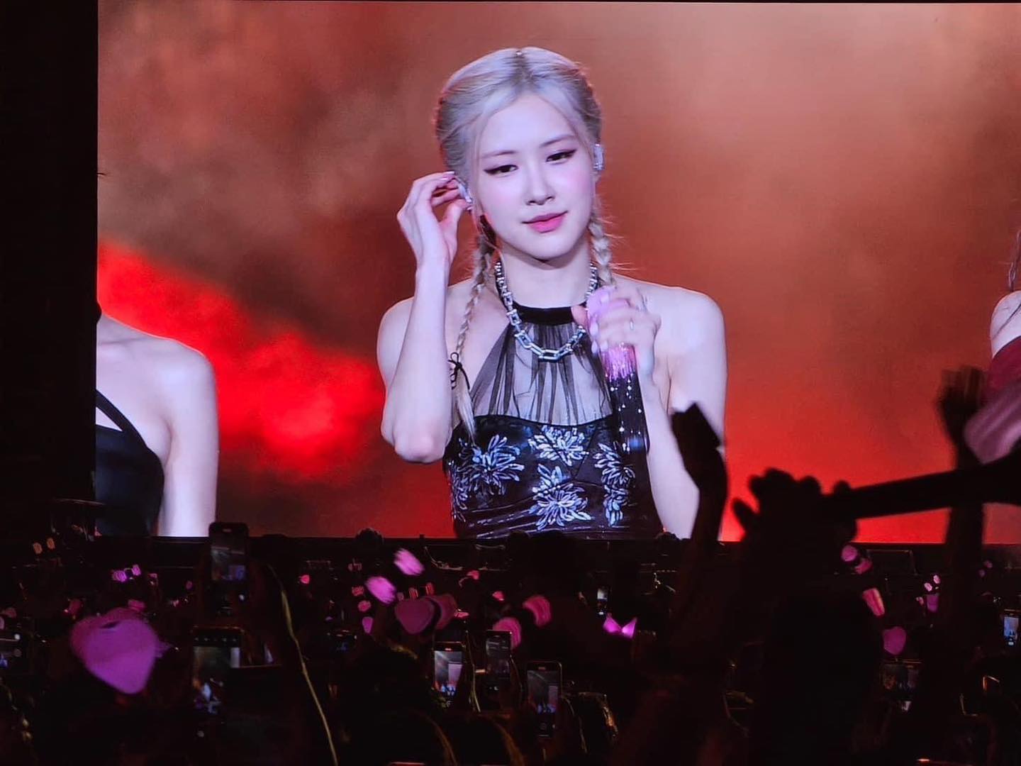 Blackpink nhảy “See tình” của Hoàng Thùy Linh tại Mỹ Đình - Ảnh 3.