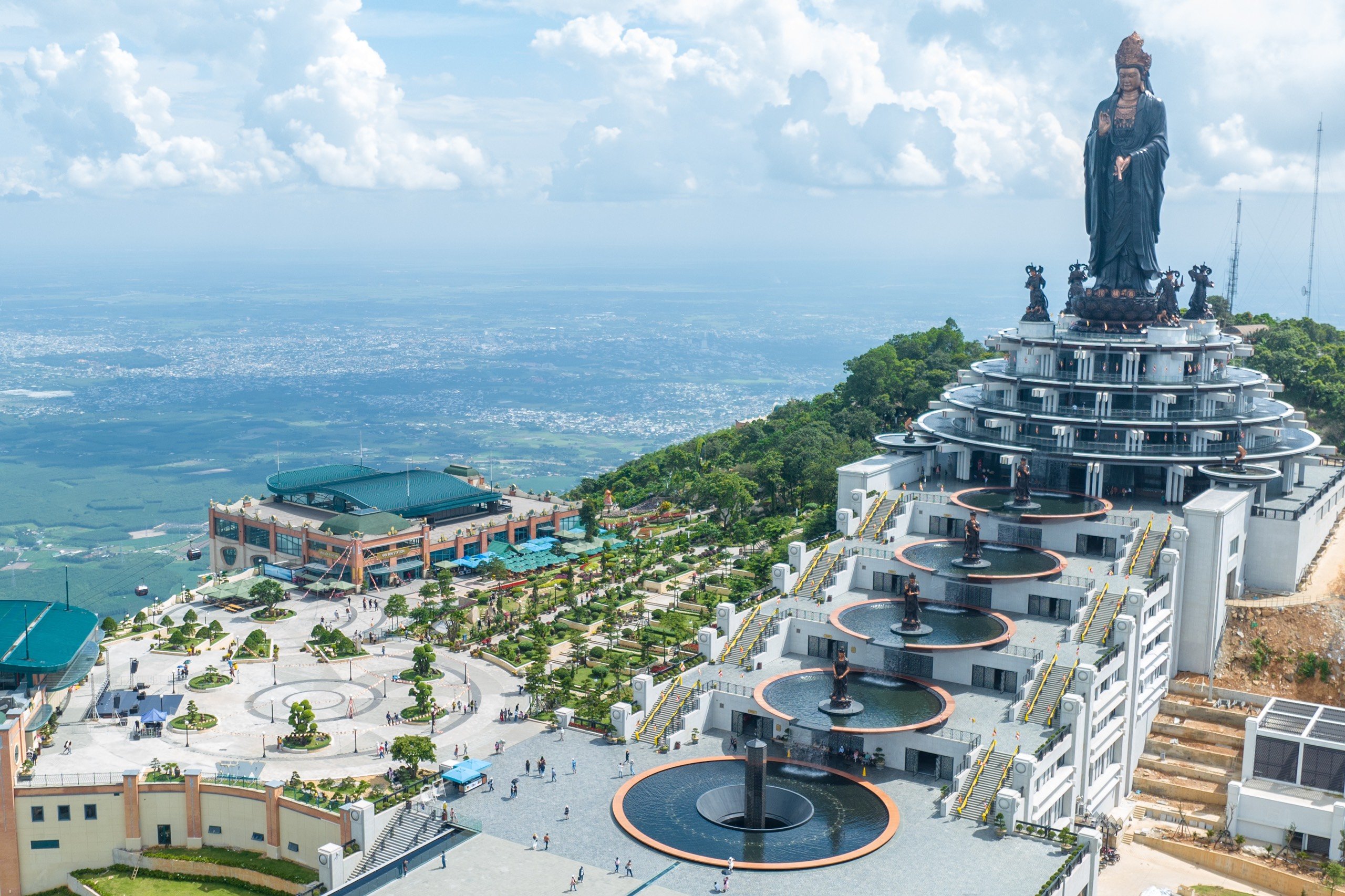 Impresionante formación de nubes con forma de carpa y dragón en la cima de la montaña Ba Den, Tay Ninh