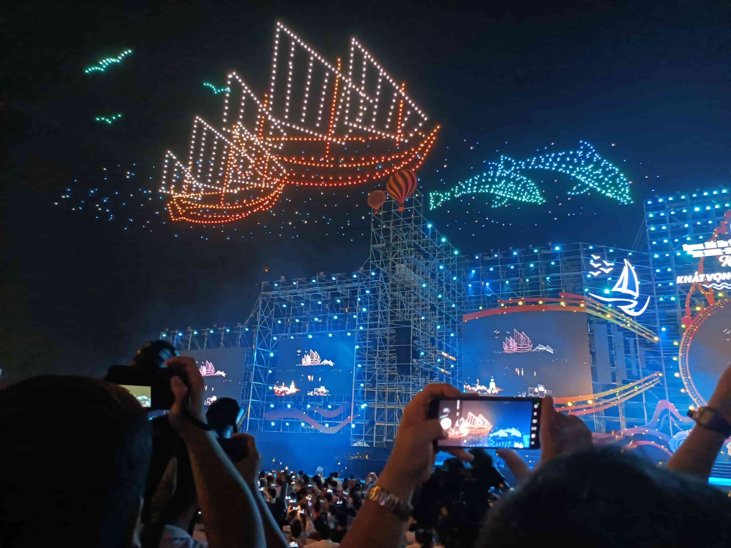 Le festival international de la Baie Lumineuse de Nha Trang attirera plus de 50 000 spectateurs par nuit. Photo : Huu Long