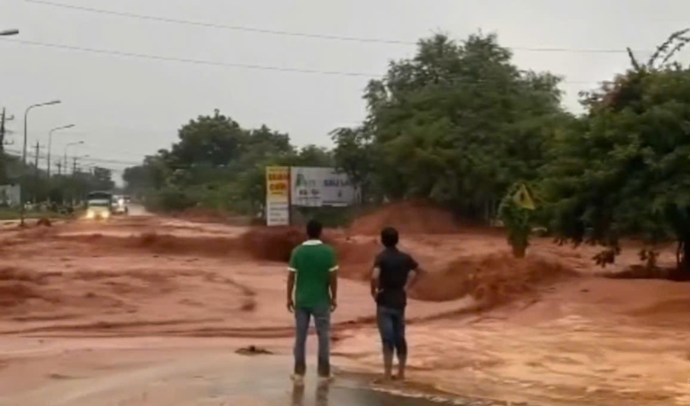 Les inondations de sable continuent de dévaler les rues de la ville de Phan Thiet, emportant une fille sur une moto...jpg