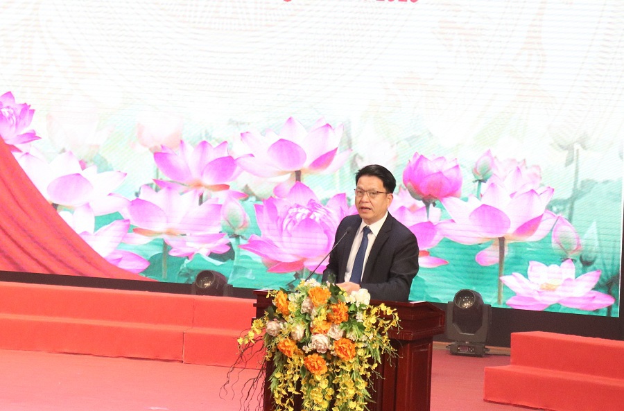 Le secrétaire adjoint permanent du comité du Parti du district de Dong Anh a présenté le rapport politique.