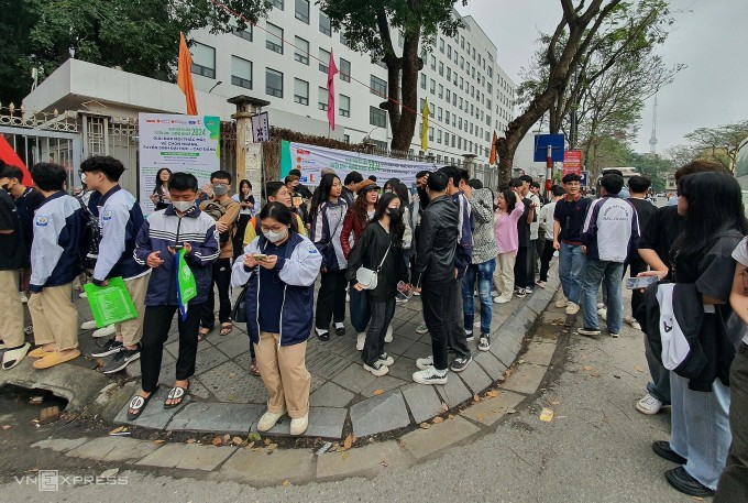 3월 17일 오전 8시, 학생들은 하노이 과학기술대학교의 쩐다이응이아 게이트에 모였습니다. 사진: Thanh Hang