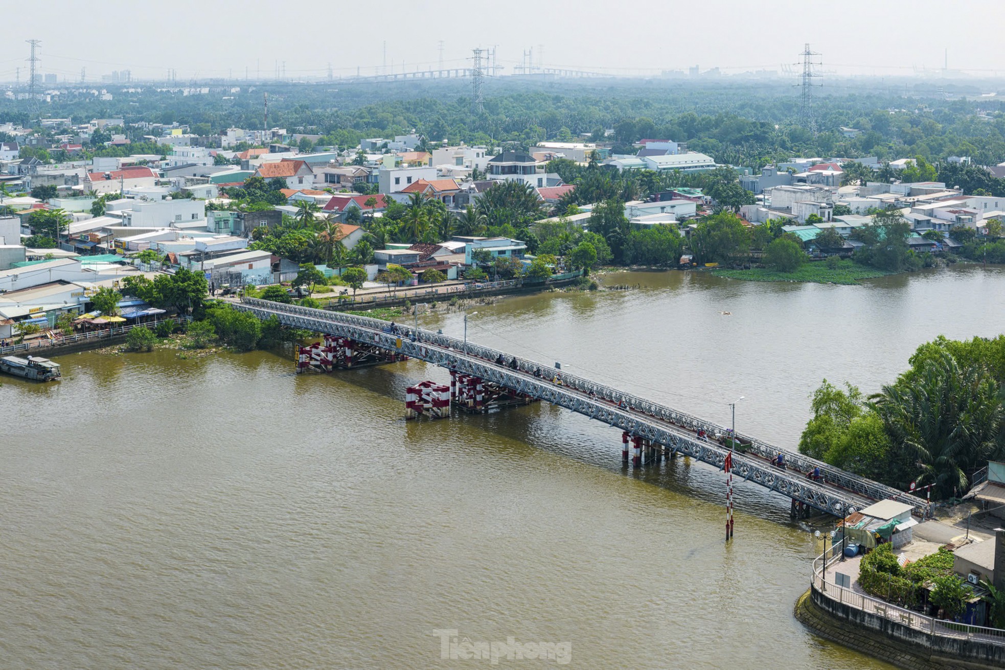 Крупный план двух серьезно разрушенных мостов на юге Хошимина, фото 9