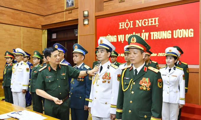 El general Phan Van Giang, ministro de Defensa Nacional, dio su opinión sobre los productos prototipo de uniformes militares en julio de 2023. Foto: Periódico del Ejército Popular