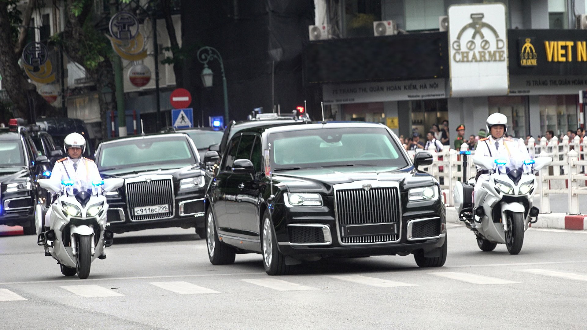 Details of the special vehicles escorting Russian President Putin during his visit to Vietnam, photo 3