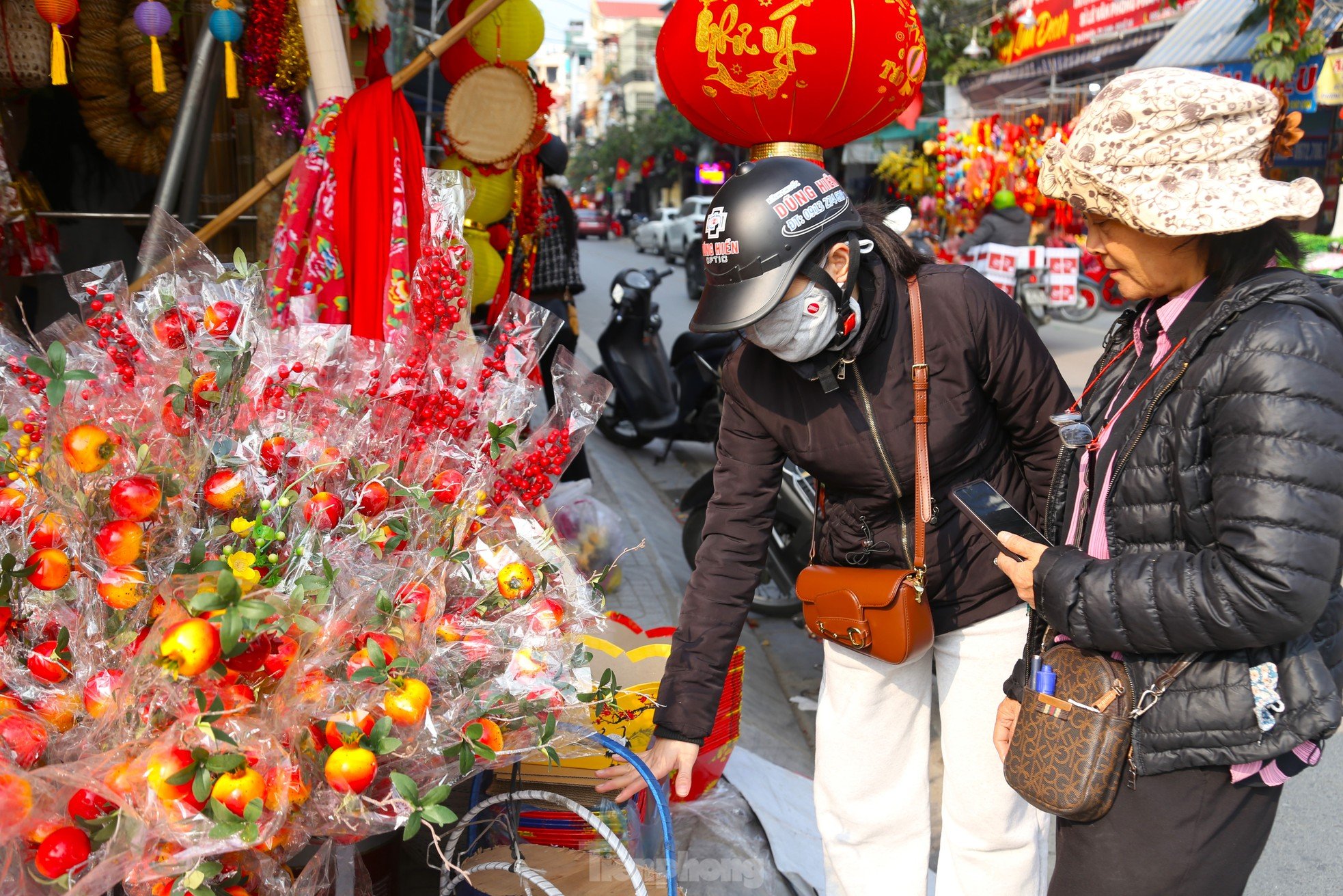 La primavera llega radiante a la calle más grande donde se venden decoraciones para el Tet en Nghe An, foto 3