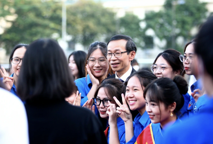 L'enseignante Minh a pris une photo avec ses élèves lors de la cérémonie de remise des diplômes en juin. Photo : Minh Hang