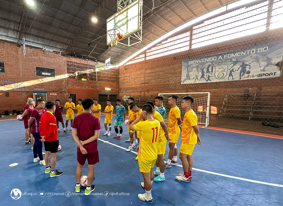 Đội tuyển futsal Việt Nam được xe đặc chủng hộ tống khi đến Paraguay - Ảnh 8.