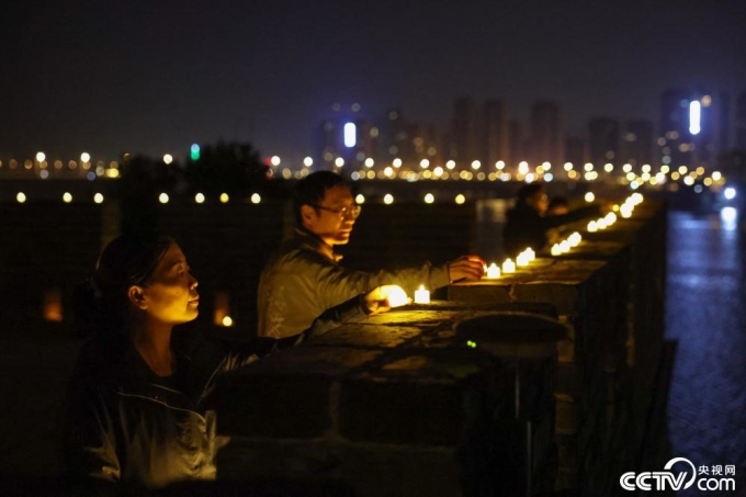 Fans light candles at the relic site. Photo: CCTV