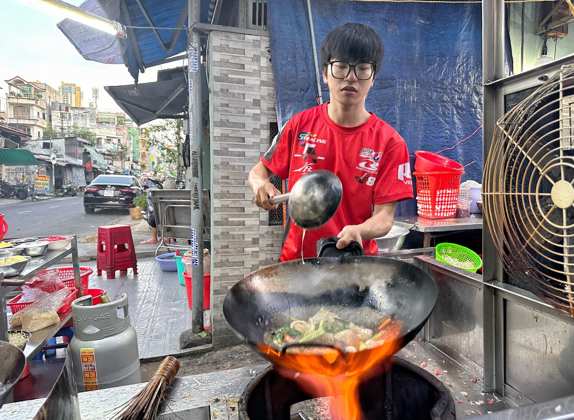 121 món ẩm thực tiêu biểu Việt Nam: Mì xào giòn Sài Gòn có gì hấp dẫn? - Ảnh 1.