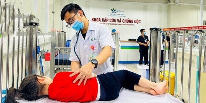 Bác sĩ thăm khám cho một trường hợp trẻ nhập viện điều trị tại khoa Cấp cứu và Chống độc.