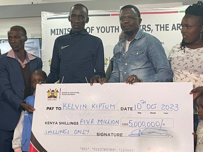 Kiptum received an award from the Kenyan government at a meeting honoring him on October 10, following his world record-setting feat at the 2023 Chicago Marathon. Photo: X / @cjkaroney