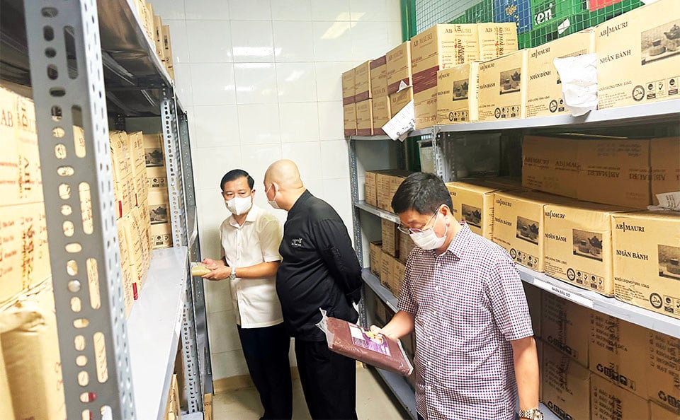 Check the warehouse of raw materials and moon cake fillings.