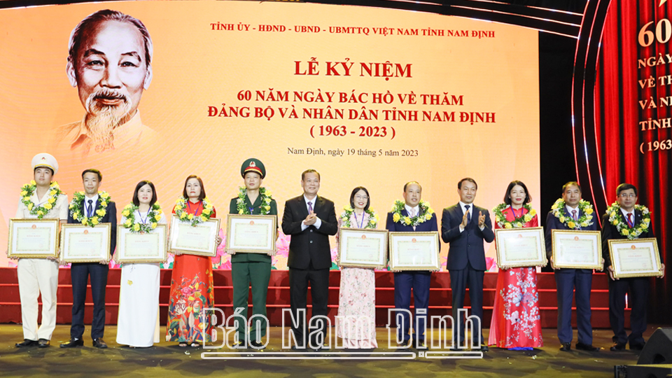 Genosse Le Quoc Chinh, ständiger stellvertretender Sekretär des Provinzparteikomitees, Vorsitzender des Provinzvolksrats und Leiter der Delegation der Provinznationalversammlung, verlieh Kollektiven und Einzelpersonen Verdiensturkunden für Leistungen im Schreibwettbewerb.