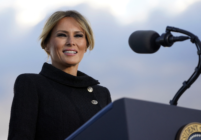 Frau Melania sprach, bevor sie am 20. Januar 2021 mit ihrem Mann auf der Joint Base Andrews in Maryland an Bord der Air Force One ging, um nach Mar-a-Lago zurückzukehren und nicht an der Amtseinführung von Herrn Joe Biden teilzunehmen. Foto: AFP
