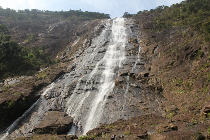 Thác Đỗ Quyên cao hơn 400 m lần đầu khai thác tour đu dây. Ảnh: Võ Thạnh