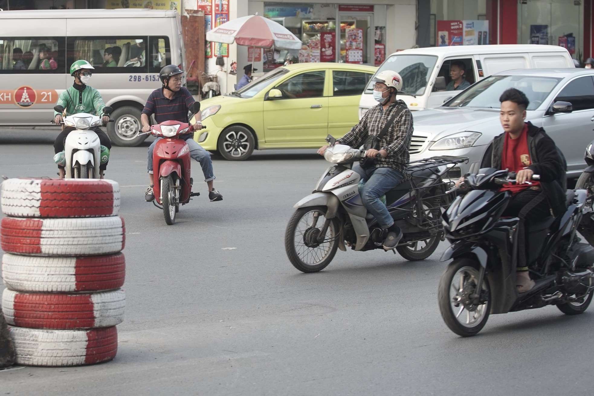 Horrifying scene of people risking their lives to 'cut' the front of a car, rushing through traffic to get into Thanh Xuan underpass photo 17