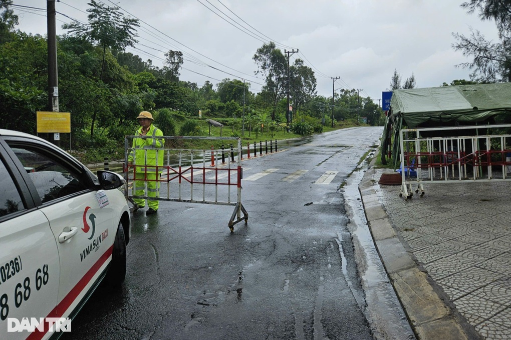 Đà Nẵng tạm dừng tắm biển, cấm đường lên bán đảo Sơn Trà từ chiều nay - 1