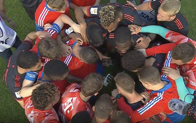 Bayern players stayed at the stadium to watch Dortmund's match on their phones, then celebrated when they learned they would win the championship. Photo: screenshot