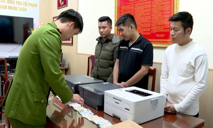 Quan, Loi y Tuan con las pruebas en la comisaría. (Foto: Policía de Thanh Hoa)