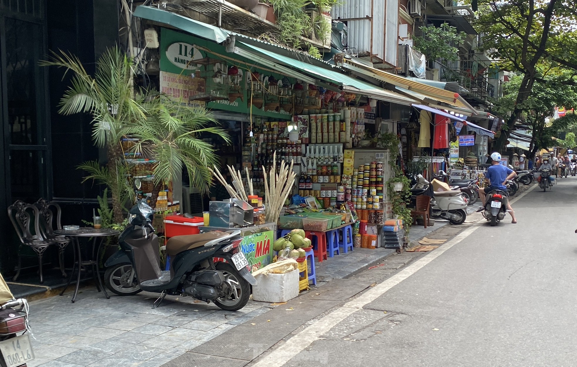 Imágenes contrastantes entre aceras alquiladas y no alquiladas en Hanoi (foto 7)