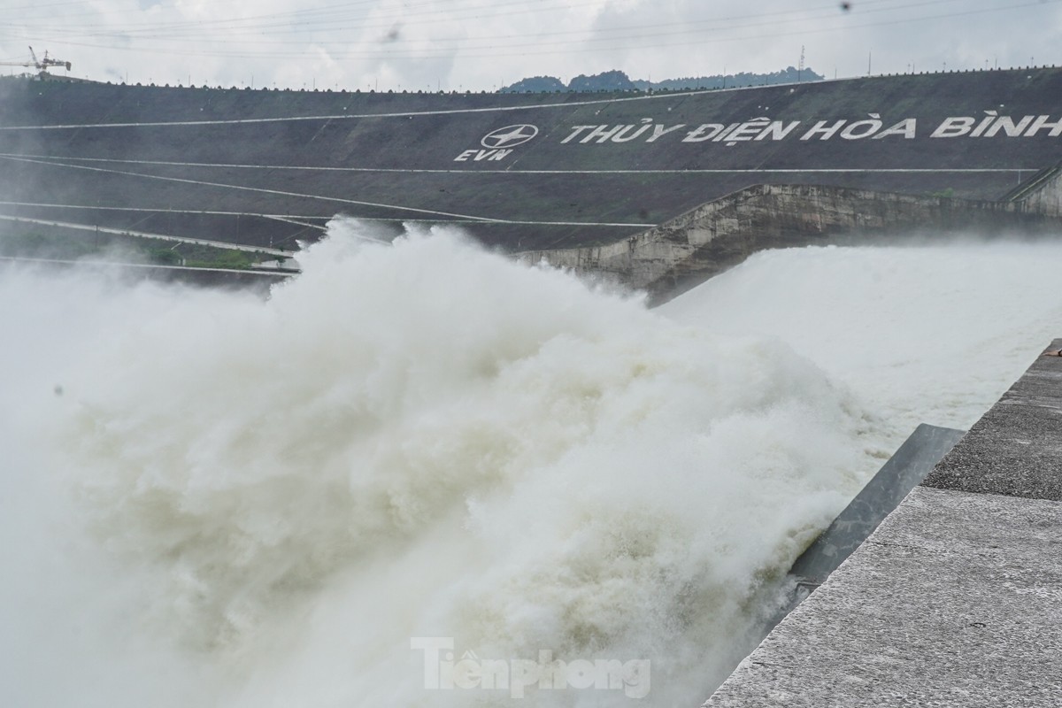 CLIP: People flock to Hoa Binh Hydropower Plant to watch flood discharge photo 4