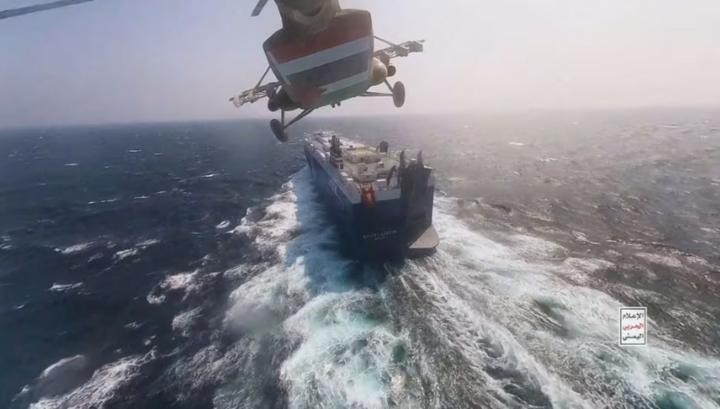 11月20日に公開されたこの写真では、フーシ派の軍用ヘリコプターが紅海の貨物船の上空を飛行している。(写真：ロイター)