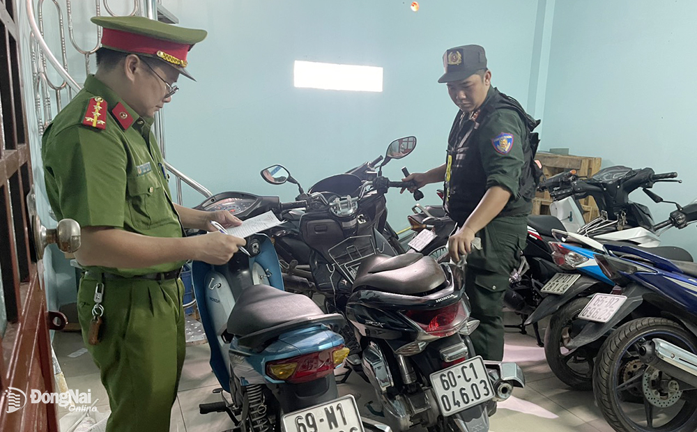 ロンタン県アンフオック村の質屋の倉庫で、専門部隊が不当に抵当に入れられたバイクを検査し、確認している。