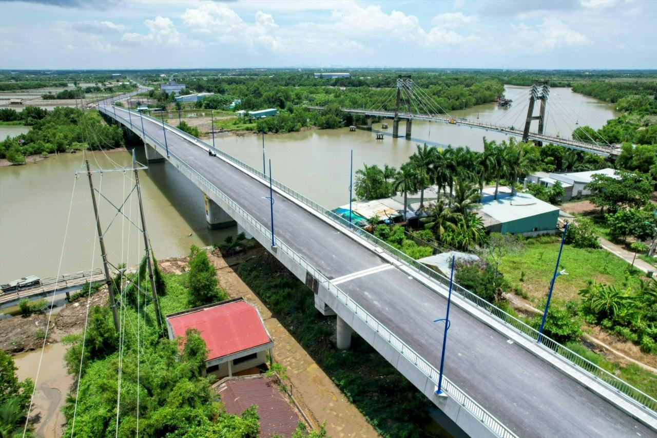 ស្ពាន​វ៉ា​សា​ត​២ និង​ផ្លូវ​ចូល​ទាំង​ពីរ​មាន​ប្រវែង​សរុប​ជិត​១,១​គីឡូម៉ែត្រ ផ្ទៃ​ស្ពាន​មាន​ទទឹង​១០​ម​។ ស្ពាន​នេះ​មាន​ទីតាំង​ចំងាយ​ប្រហែល​១០០​ម៉ែត្រ​ពី​ស្ពាន​វ៉ា​សា​ត​១ ឆ្ពោះទៅ​មាត់​ទន្លេ​សូ​យ​រ៉ាប់​។ ចំណុច​ចាប់​ផ្តើម​នៃ​គម្រោង​គឺ​ផ្លូវ Ly Nhon ហើយ​ចំណុច​ចុង​គឺ​ផ្លូវ​ប្រសព្វ​ផ្លូវ Ly Nhon និង​ផ្លូវ Soai Rap dike។