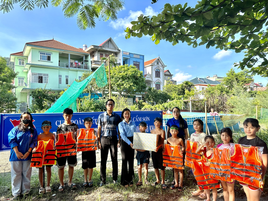 Comrade Nguyen Phuong Thao, Deputy Secretary of Quang Ninh Provincial Youth Union, presented life jackets to children in Cam Son ward, Cam Pha city.