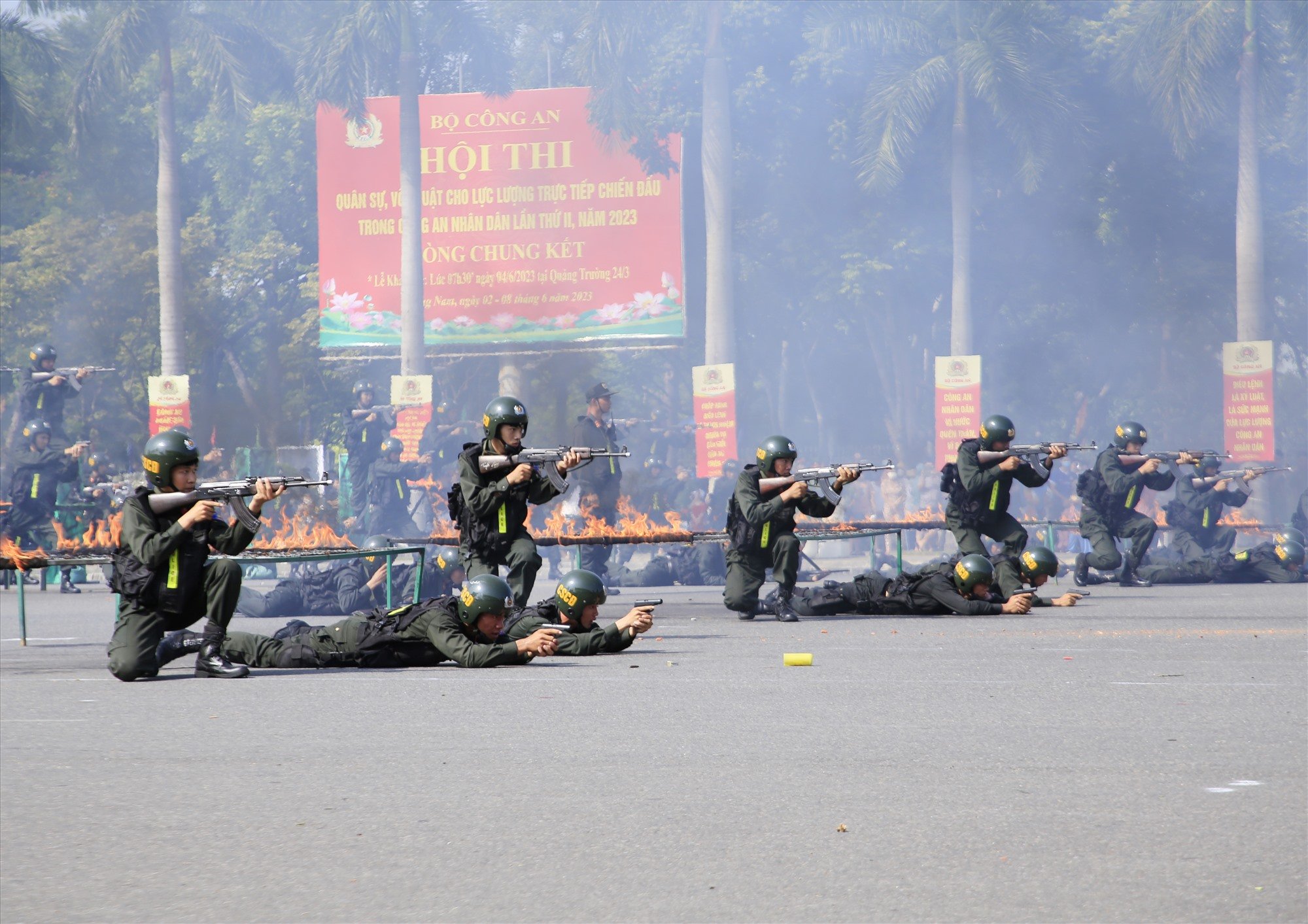 The shooting performance at the opening ceremony was quite impressive with many explosive effects. Photo: T.C