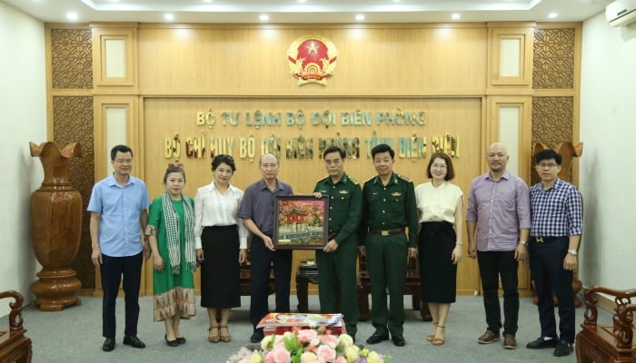 Der Journalistenverband von Hanoi besucht und arbeitet mit Offizieren und Soldaten der Grenzschutzstationen in der Provinz Dien Bien