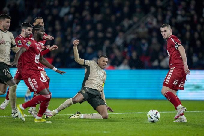 Tiền đạo PSG Kylian Mbappe nỗ lực dứt điểm trong trận hòa Brest 1-1 ở vòng 19 Ligue 1 trên sân Parc des Princes, Paris ngày 28/1. Ảnh: AP