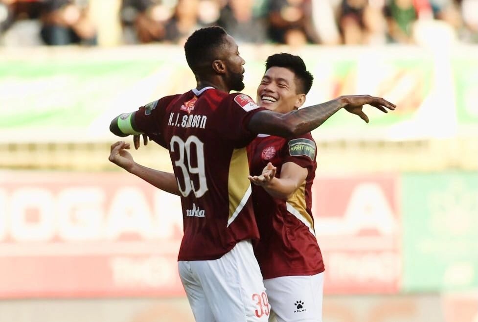 Hoang Vu Samson (left) celebrates the goal that helped Ho Chi Minh City Club defeat Hoang Anh Gia Lai - Photo: CAO TOAN