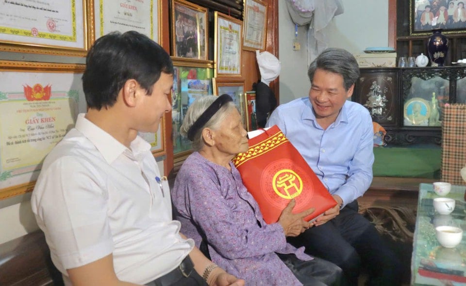 El jefe del Comité de Asuntos Internos del Comité del Partido de la Ciudad, Nguyen Quang Duc, visitó y entregó regalos a la Madre Heroica vietnamita Doan Thi Be. Foto: Minh Phu  