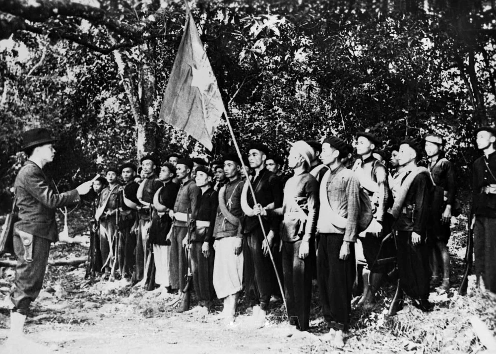 Ceremonia de fundación del Ejército de Liberación de Propaganda de Vietnam, 22 de diciembre de 1944. (Foto: Documento VNA)