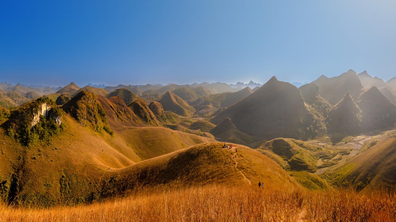 Vinh Quy Burnt Grass Hill - a beautiful check-in spot in Cao Bang