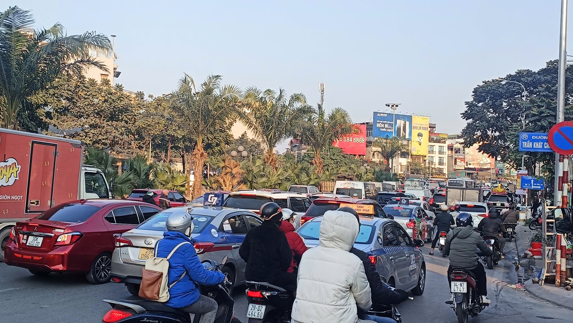 On weekends, many roads in Hanoi are congested for a long time, photo 8